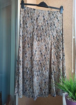 Красивая стильная трикотажная юбка миди клиньями  в модный анималистичный принт2 фото
