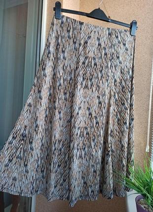Красивая стильная трикотажная юбка миди клиньями  в модный анималистичный принт3 фото