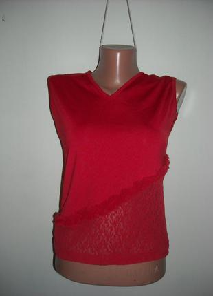 Футболка червоного кольору з мереживом