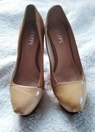 Замшевые бежевые туфли с лаковым носком от happy размер 35
