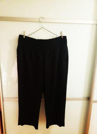 Льняные черные брюки кюлоты с карманами на комфортной талии bpc 22-24694 фото
