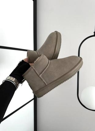 Женские угги бежевые ugg ultra mini sand suede 🤍1 фото