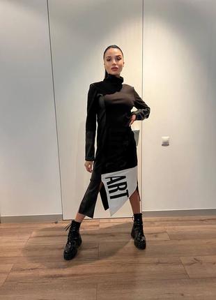 Платье с сублімціею та шкіряними рукавами