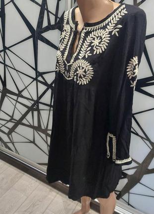Хлопковое платье вышиванка черного цвета с белой вышивкой 42-46