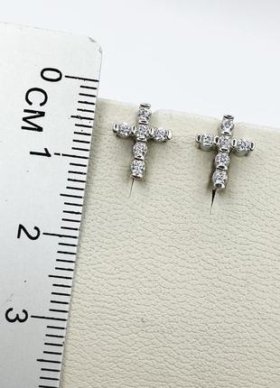 Сережки-пусеты серебряные с кубическим цирконием "крестик" 1,3 г3 фото