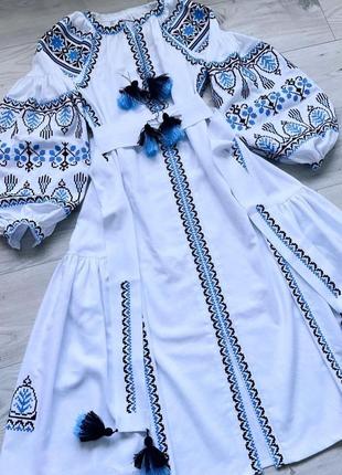 Женское вышитое платье