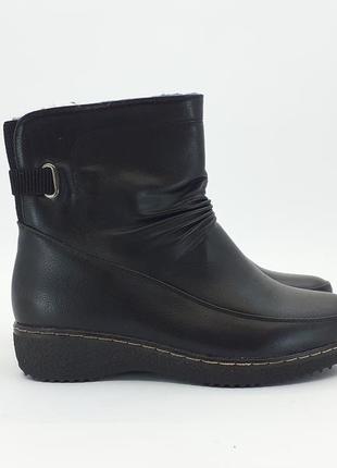 Продам женские зимние ботинки на меху