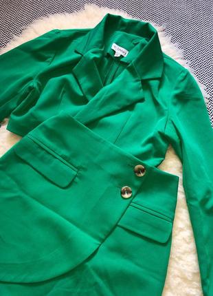 Костюм классический с юбкой пиджак мины зеленой яркий классический с юбкой и пиджаком мини6 фото