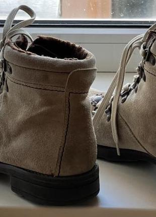Зимние замшевые ботинки на меху бежевые3 фото