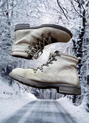 Зимние замшевые ботинки на меху бежевые