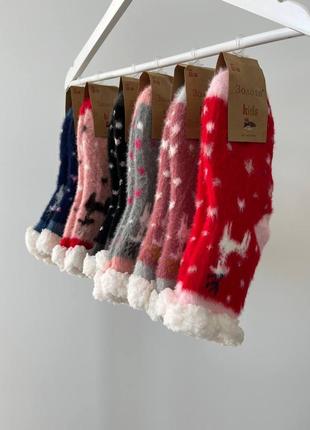 Удобные детские носочки в красивый праздничный принт с антискользящей поверхностью