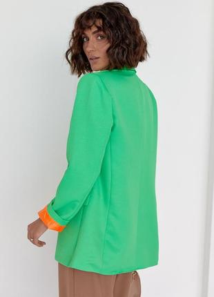 Женский пиджак с цветной подкладкой свободного фасона зеленый / оранжевый