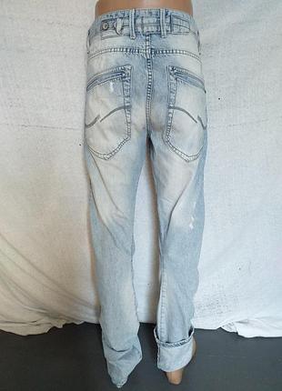Оригинальные, фирменные джинсы из плотной ткани.