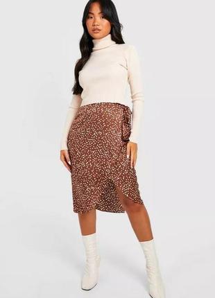 Стильная шоколадная сатиновая юбка на запах в горох boohoo 34/xs