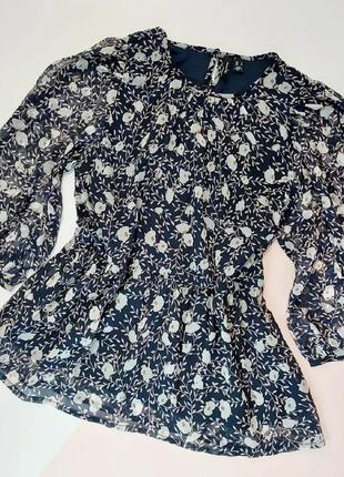 Легкая праздничная блузка в цветочный принт1 фото