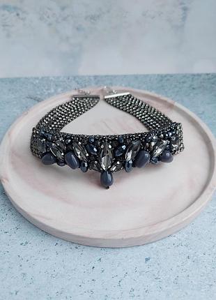 Чокер под шею с ручной вышивкой в цвете графит