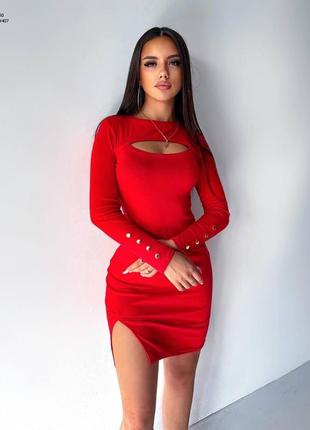 Красное платье с разрезом и пуговицами