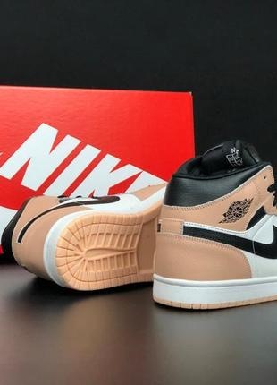 Зимние женские кроссовки nike air jordan 1 retro winter white black peach fur белого с черным и персиковым цветами5 фото