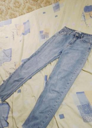 Голубые джинсы мом4 фото