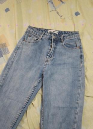 Голубые джинсы мом5 фото