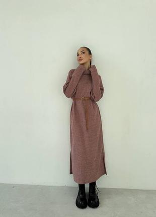 Женское невероятное пудровое теплое мягкое длинное стильное трендовое платье с горлом и длинным рука