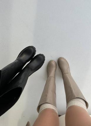 Трендові високі чоботи труби у двох кольорах бежеві чорні коричневі зимові натуральна шкіра на хутрі жіночі на широку ногу1 фото