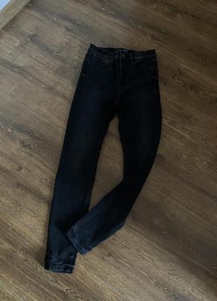 Стильная чёрные джинсы страдивариус размер xs 26 высокая посадка