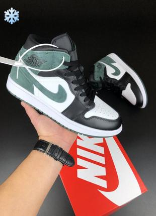 Зимние мужские кроссовки nike air jordan 1 retro winter white green black fur черного с белым и зеленым цветов с мехом