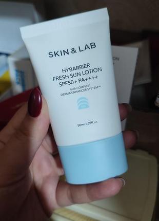 Увлажняющий солнцезащитный лосьон skin &amp; lab hybarrier fresh sun lotion spf 50