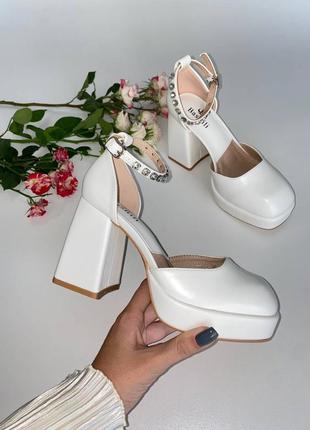 Белые туфли на широком каблуке