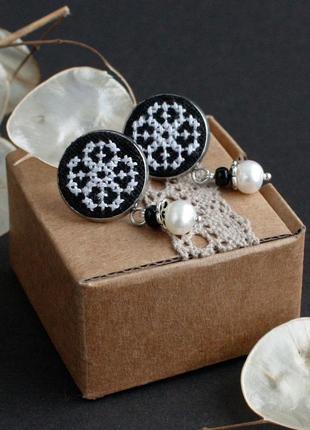Маленькие белые черные серьги гвоздики с жемчугом украинские украшения к вышиванке