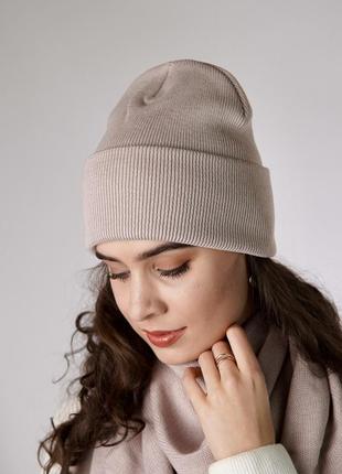 Удлиненная однотонная шапка с отворотом, цвет латте