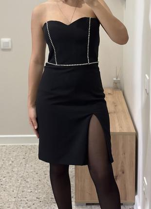 Черное платье корсетное с вырезом