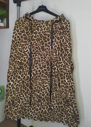 Леопардовая плиссированная юбка с разрезом