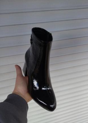 Жіночі чорні лакові черевикіі на підборах на байці3 фото