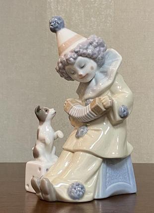 Фарфоровая статуэтка lladro «клоун пьеро с щенком и гармонью».