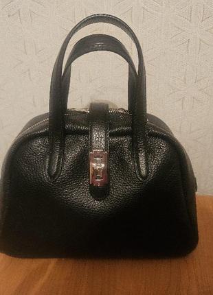 Чорна шкіряна сумочка з двума ручками італія1 фото