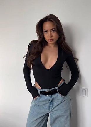 Боди черное однотонное на длинный рукав с вырезом в зоне декольте качественное стильное трендовое