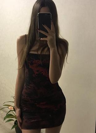 Платье с принтом красных драконов1 фото