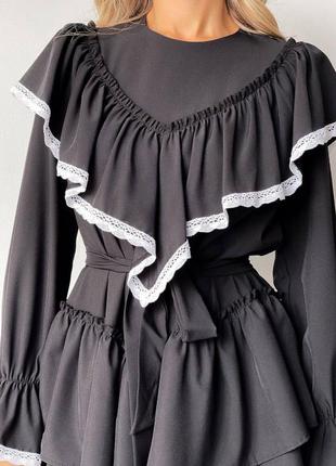 Платье мини с рюшами длинными рукавами приталенное с обильной юбкой и белым кружевом платье с крупью черная трендовая4 фото