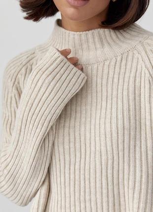 Короткий свитер в рубчик с рукавами реглан4 фото