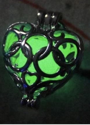 Світний кулон палке серце, зелений на шнурку3 фото