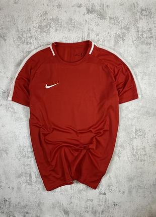Енергія кольору: очаровуюча червона футболка nike dri-fit для активного стилю!