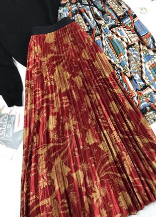 Плісерована сатинова спідниця міді