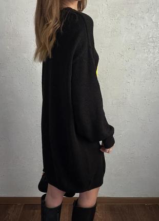 Свитер-платье удлиненный черного цвета с смайликом5 фото