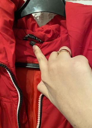 Красная куртка пальто с поясом3 фото