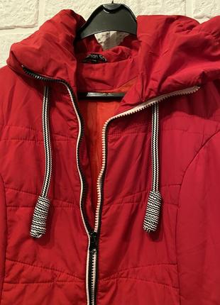 Красная куртка пальто с поясом5 фото