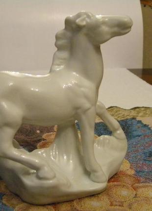 Старинная статуэтка лошадка лошадь конь фарфор германия )1 фото
