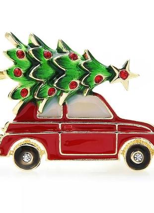 Брошь булавка с камнями новогодний автомобиль с елкой цвет красный зеленый