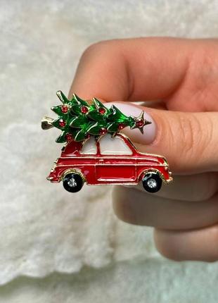 Брошь булавка с камнями новогодний автомобиль с елкой цвет красный зеленый6 фото